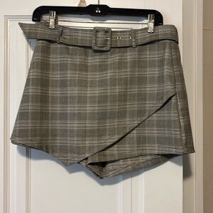 Cute houndstooth, belted skort